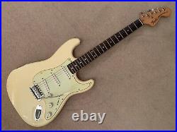 Squier By Fender Stratocaster. 70s Style. 22 Year Old Vintage Light relic