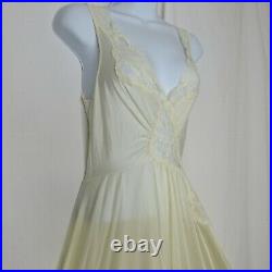 Vintage 70s OLGA Long Full Sweeping Nightgown Large Style 92170 New Old Stock